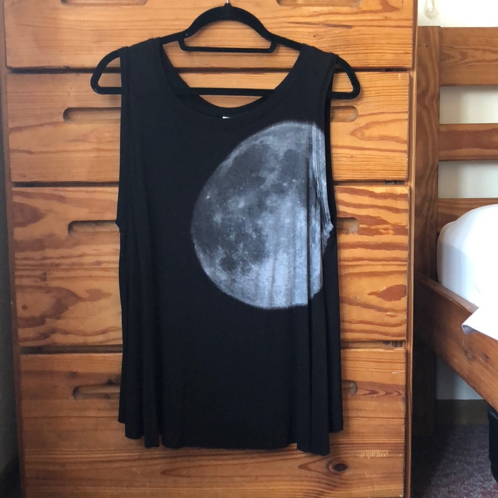Moon tank top with slit back
